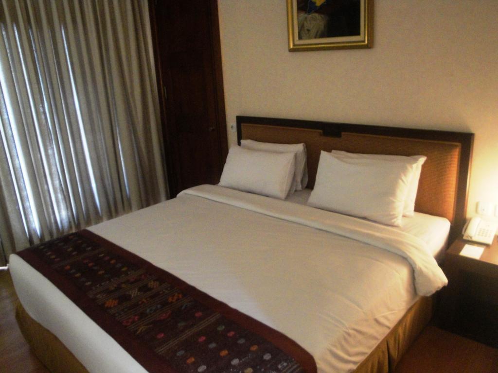 Sutanraja Hotel Manado Bilik gambar